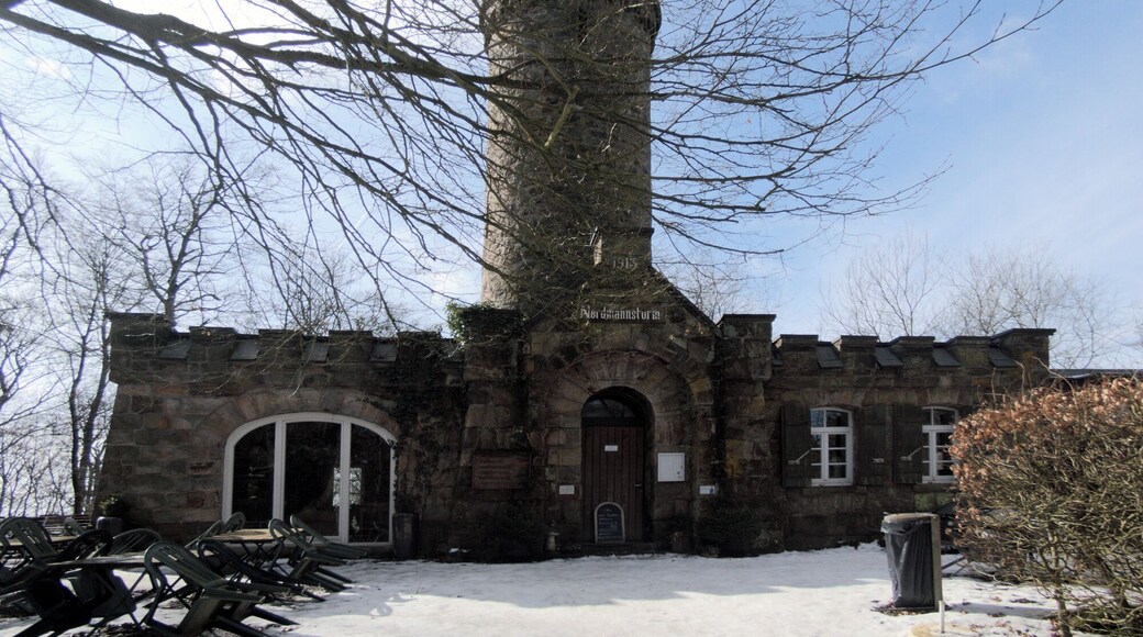 Der Nordmannsturm am Kammweg im Deister, oberhalb von Nienstedt (Bad Münder), Niedersachsen, Deutschland