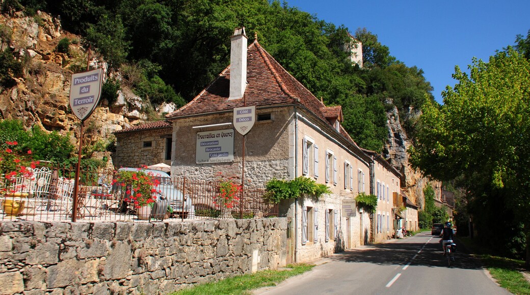 Touristic arts shops try to sell their articles to all the visitors of this lovely Lot district