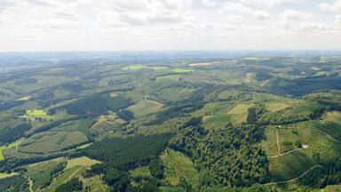 Fotoflug Sauerland West. Luftaufnahme: Waldgebiet nordwestlich von Balve-Garbeck, vorne rechts Quellgebiet der Amecke, Blick weit Richtung Westen.