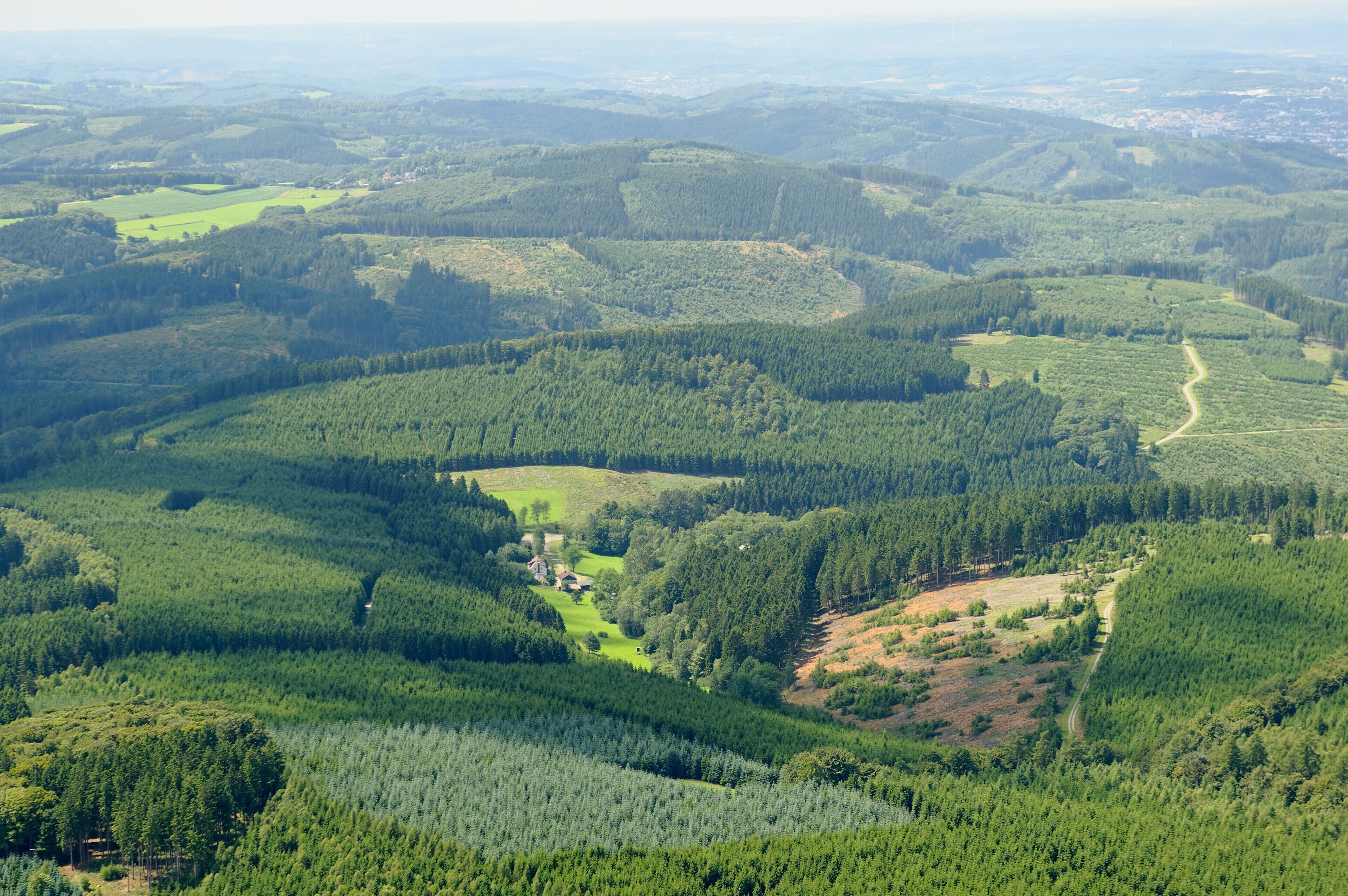 Fotoflug Sauerland West. Luftaufnahme: Waldgebiete, im Tal Hemer-Nieringsen, Blick Richtung Westen, Nordrhein-Westfalen.