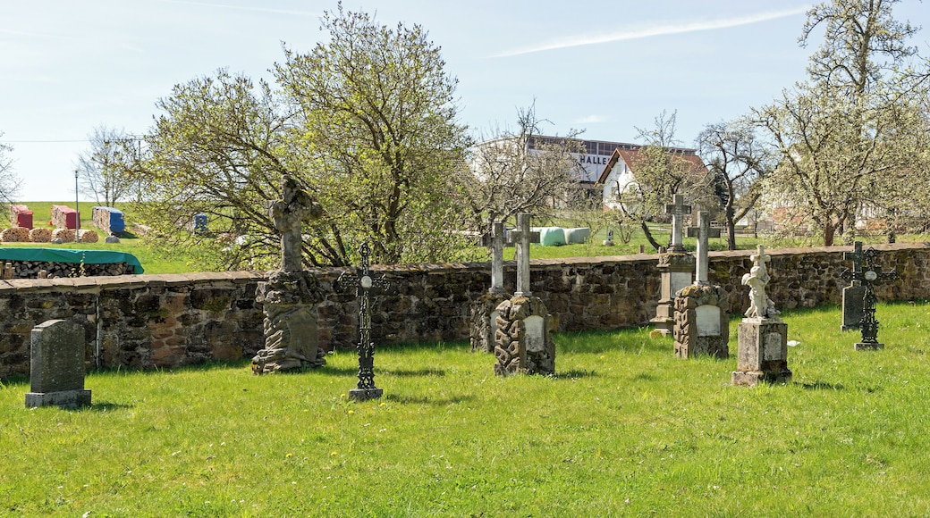 Grabmäler an der Kirche in Frohnhausen (Battenberg)