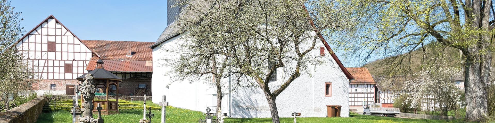 Grabmäler und Kirche in Frohnhausen (Battenberg)