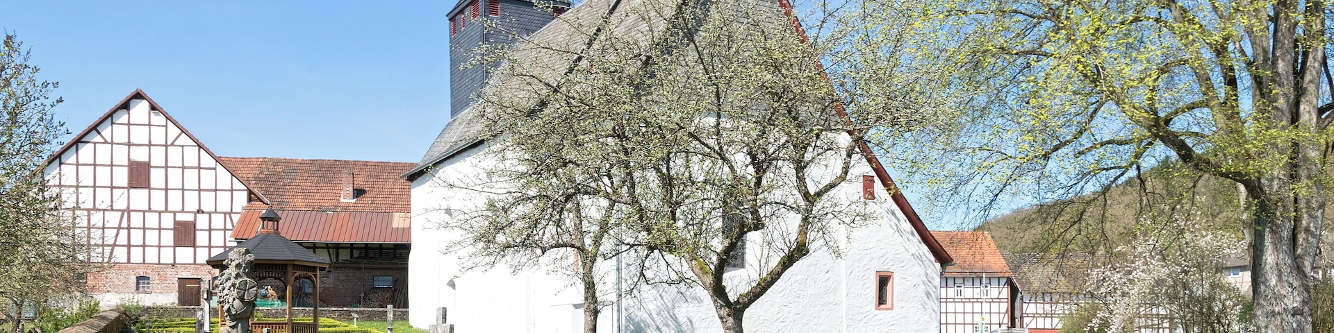 Grabmäler und Kirche in Frohnhausen (Battenberg)