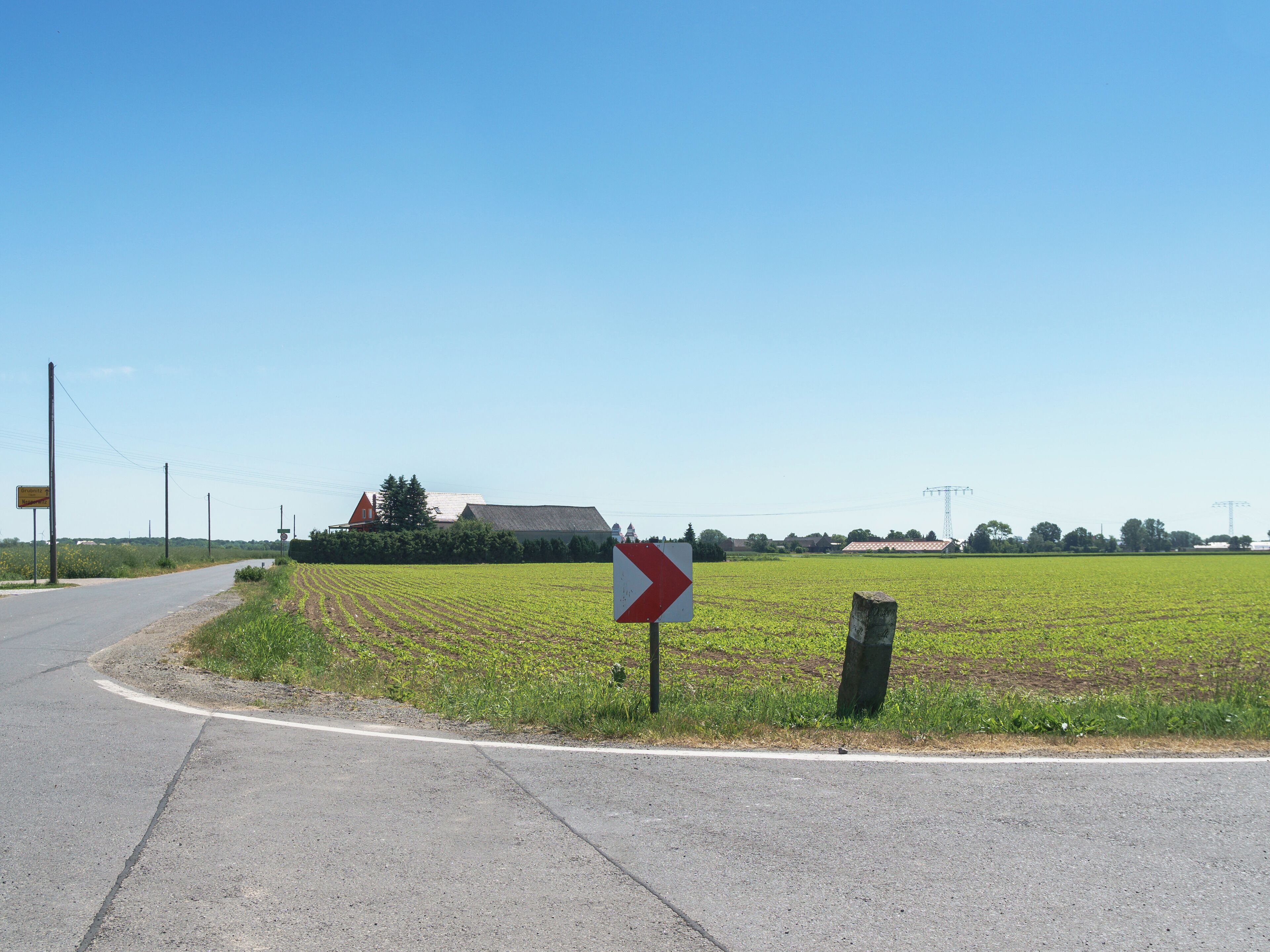 Wegestein, Püchauer Straße, Abzweig nach Grubnitz in Bennewitz OT Nepperwitz. Text: Grubnitz, Deuben, Richtungsweiser