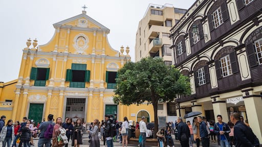 Macau City Centre showing heritage architecture, street scenes and a church or cathedral