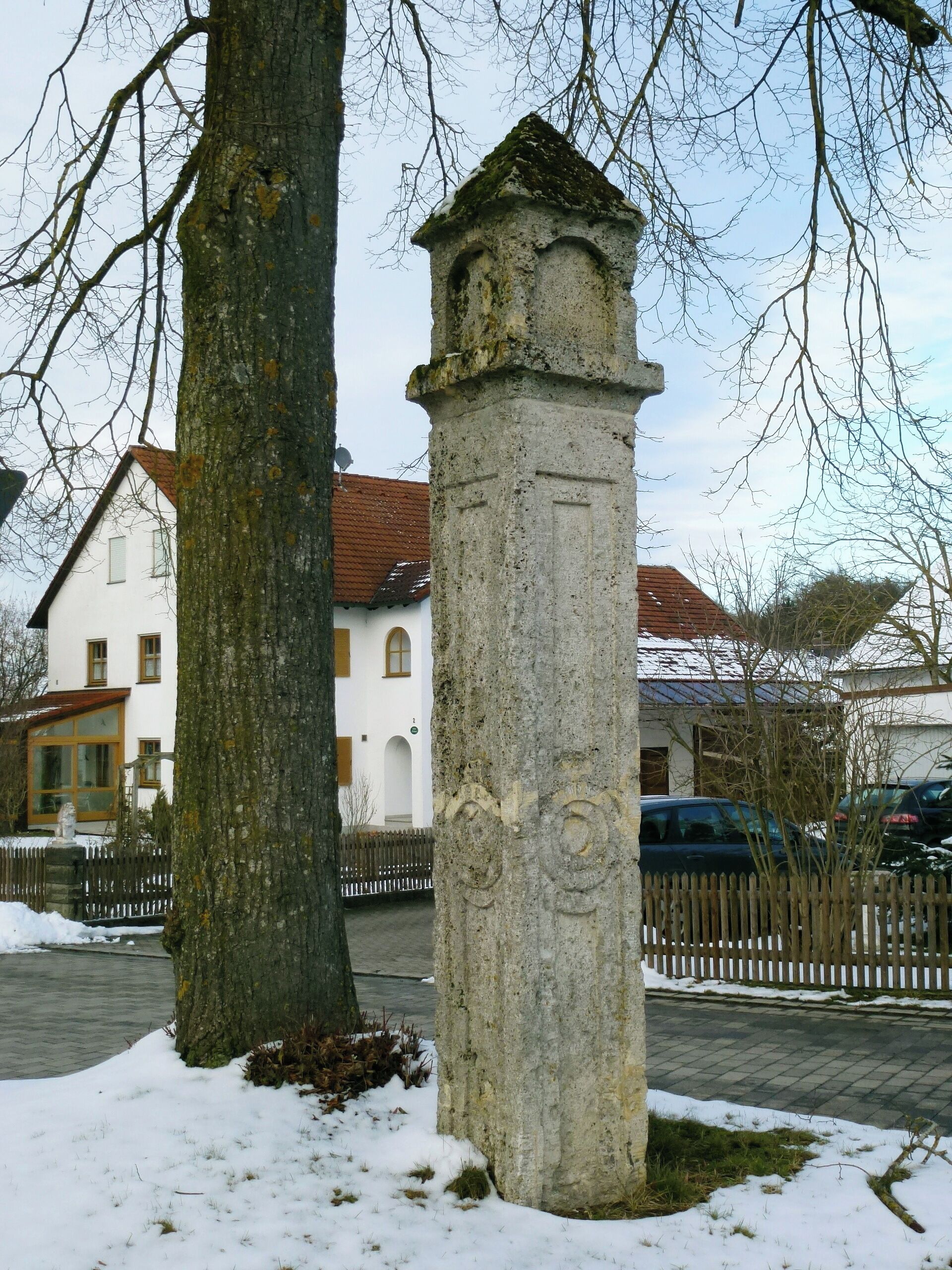 Bergkirchen -OT Kreuzholzhausen Lindenstraße/Ortsstraße- Bildstock mit Laterne