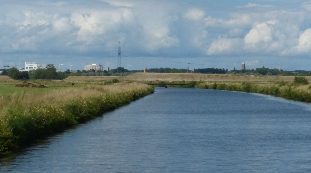 Motzener Kanal, im Hintergrund Straßendamm für die Neutrassierung der B 212, am Horizont rechts Wasserturm von Blumenthal