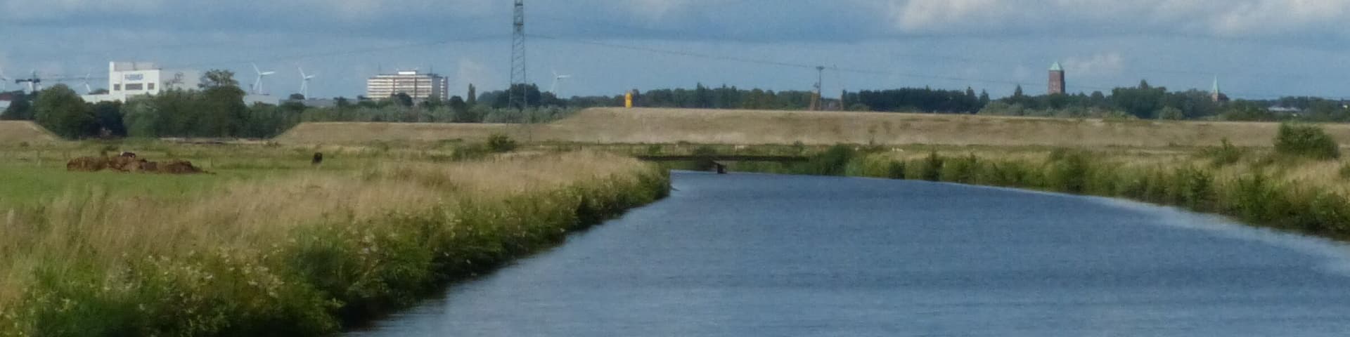 Motzener Kanal, im Hintergrund StraĂendamm fĂŒr die Neutrassierung der B 212, am Horizont rechts Wasserturm von Blumenthal