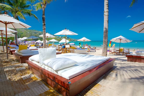 Playa Kamala que incluye vistas de paisajes, una playa de arena y escenas tropicales