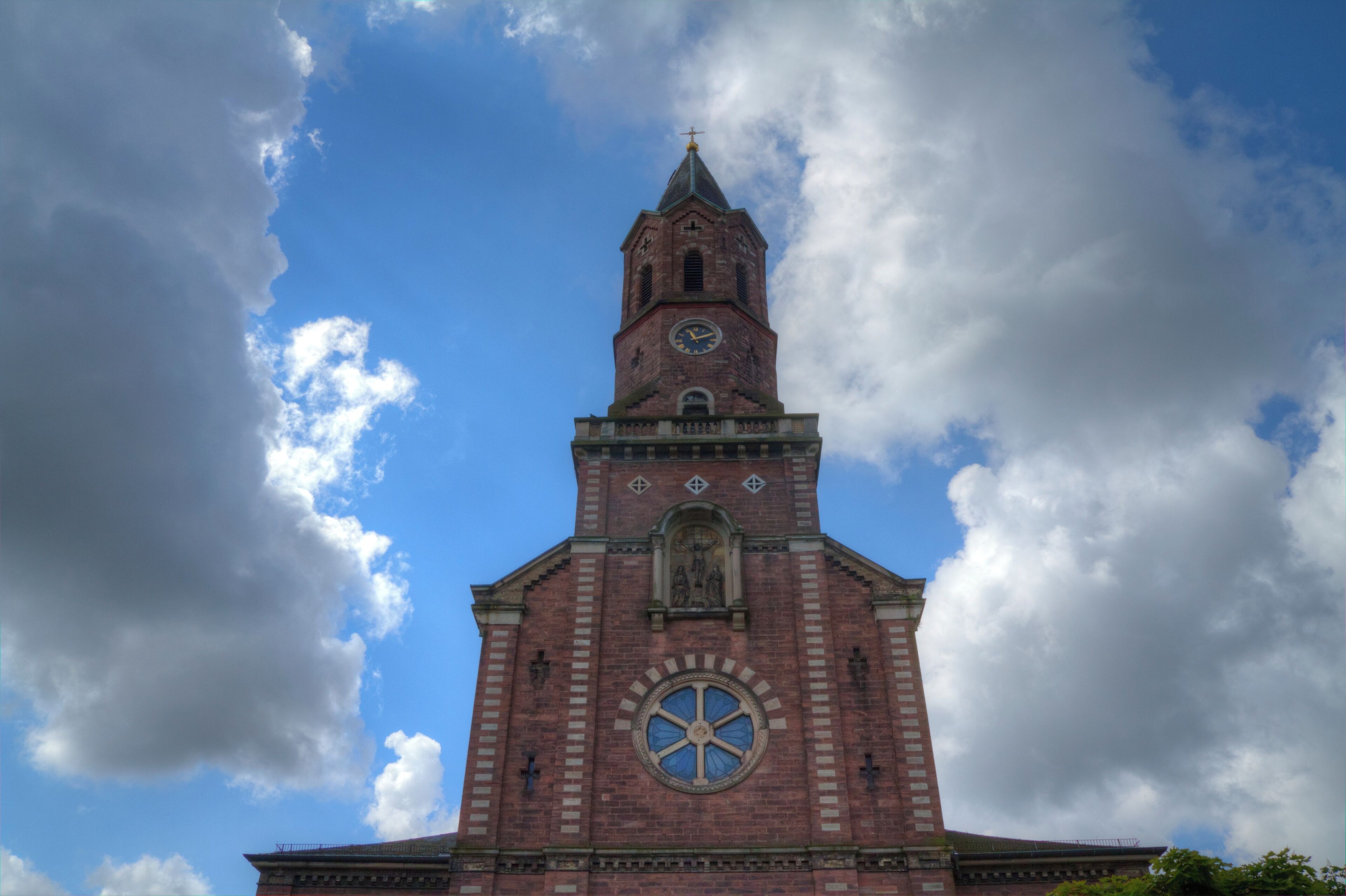 Der obere Teil der Frontansicht der katholischen Pfarrkirche "Heilig Kreuz" im badischen Bietigheim.