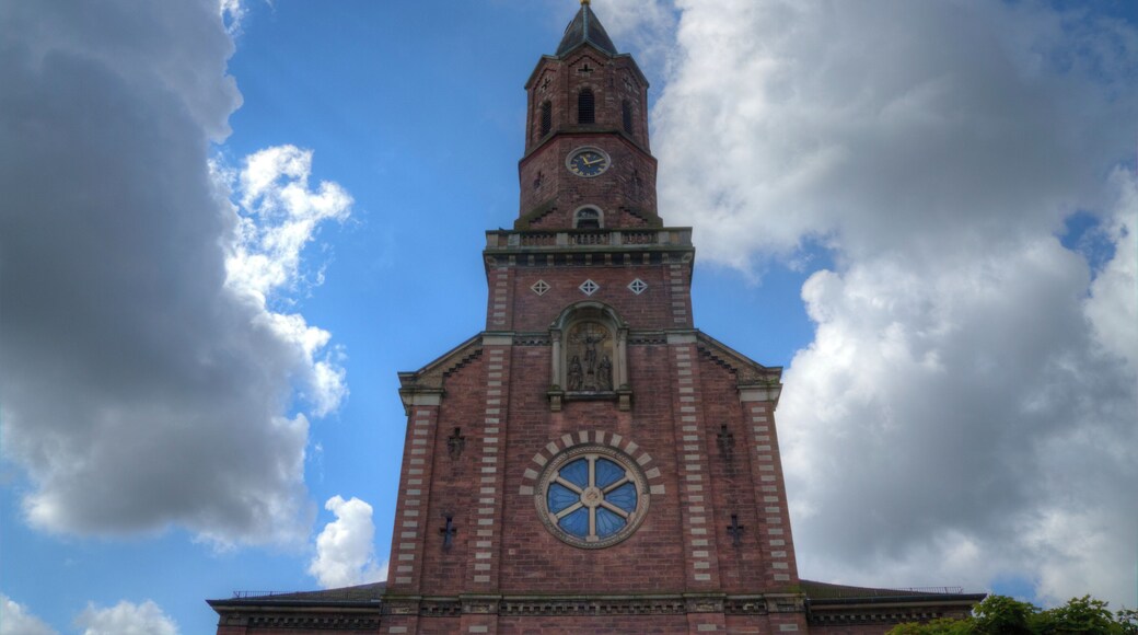 Der obere Teil der Frontansicht der katholischen Pfarrkirche "Heilig Kreuz" im badischen Bietigheim.
