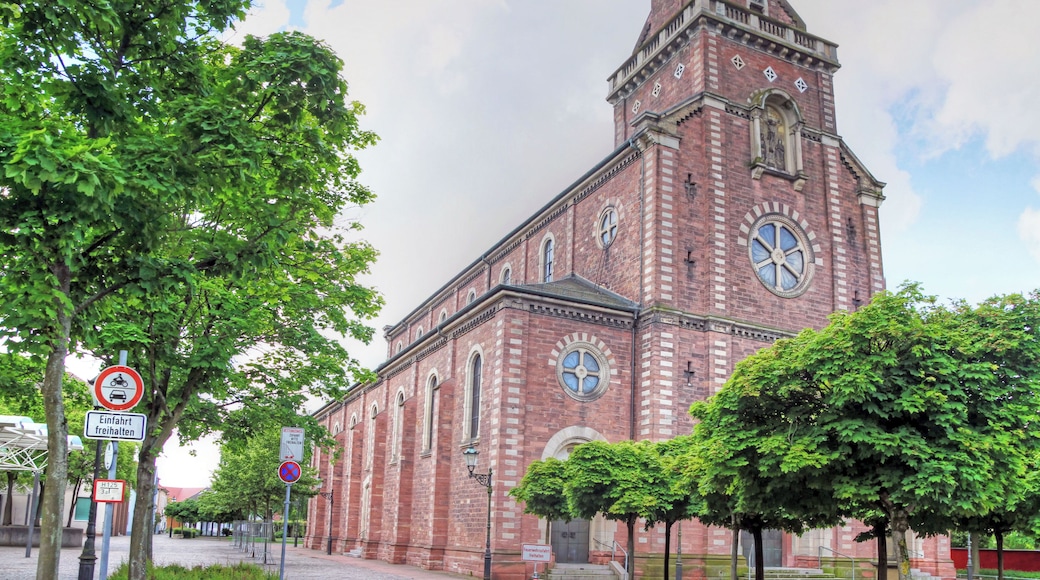 Die Front der Pfarrkirche Heilig Kreuz im badischen Bietigheim.