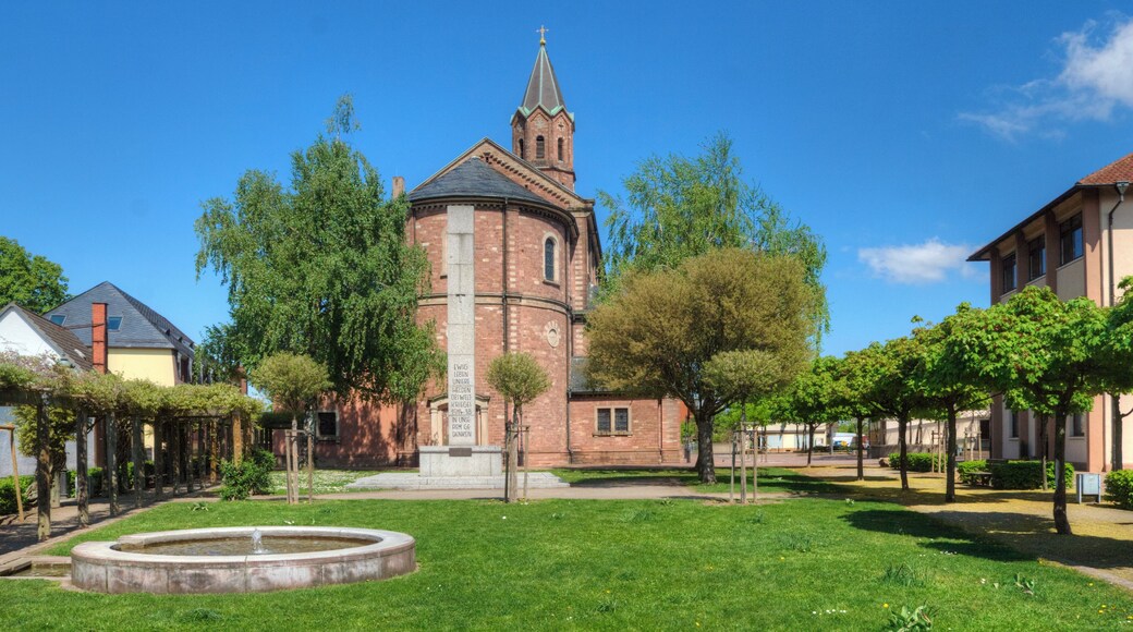 Ein Platz vor der Bietigheimer kath. Heilig Kreuz Kirche.