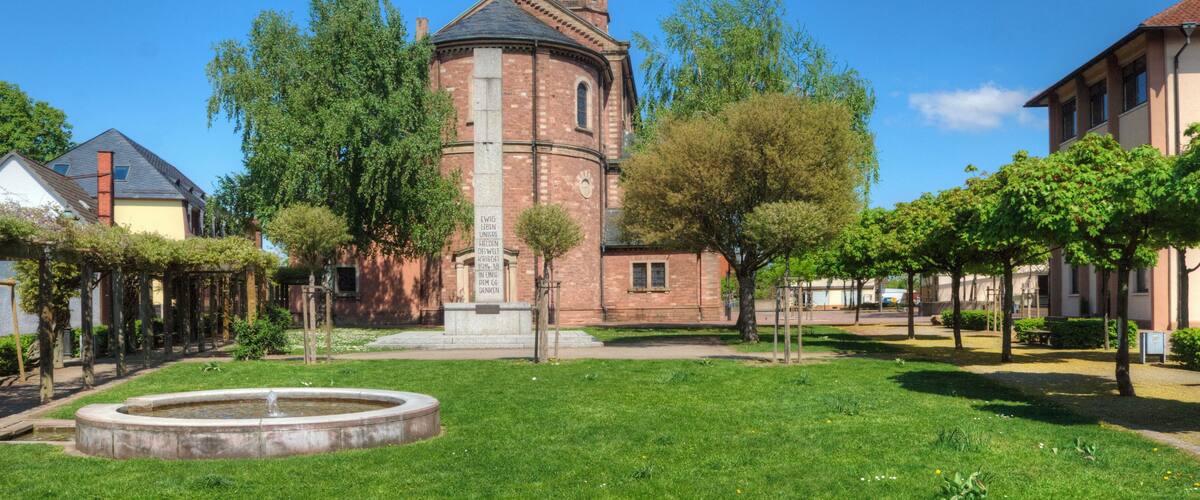 Ein Platz vor der Bietigheimer kath. Heilig Kreuz Kirche.