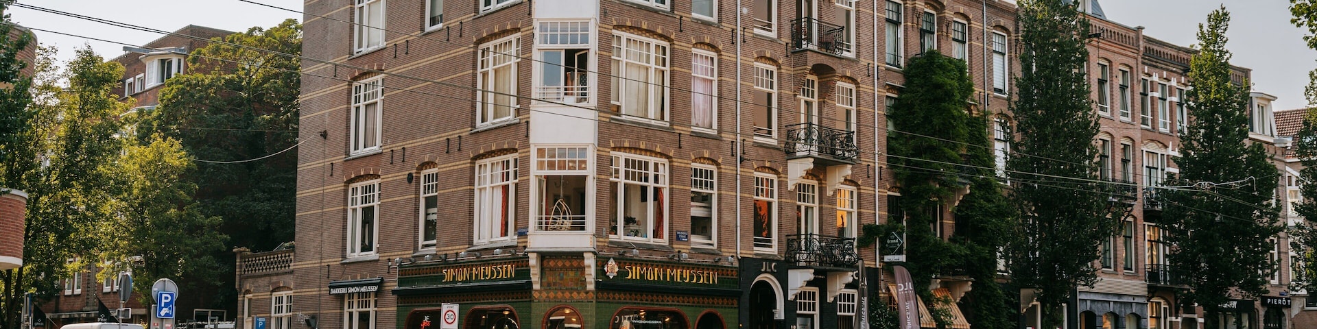 Oud-Zuid featuring street scenes, heritage elements and a city