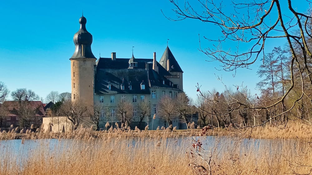 Landschaft mit historischer Wasserburg in Borken