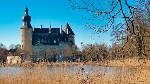 Landschaft mit historischer Wasserburg in Borken