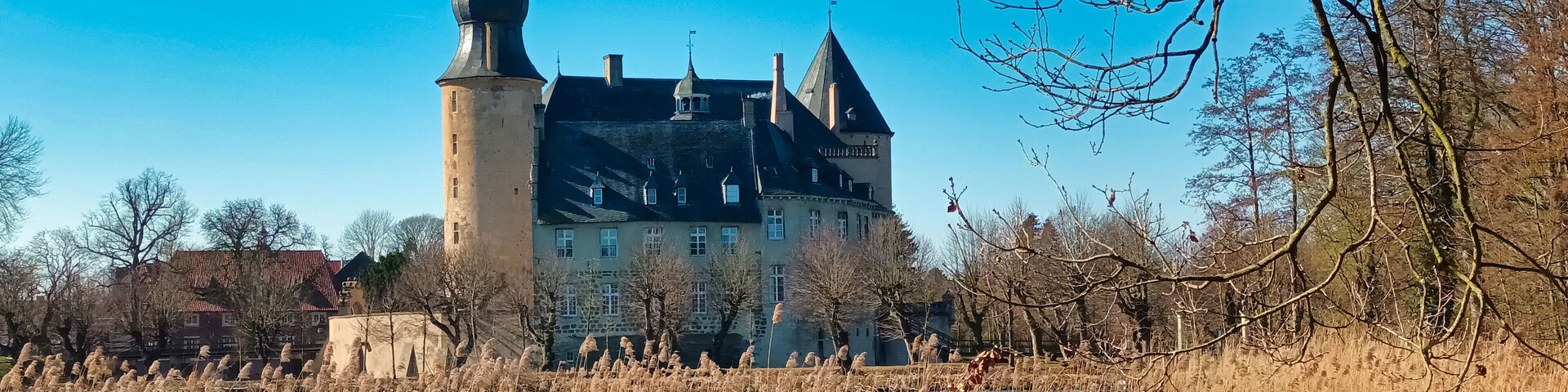 Landschaft mit historischer Wasserburg in Borken