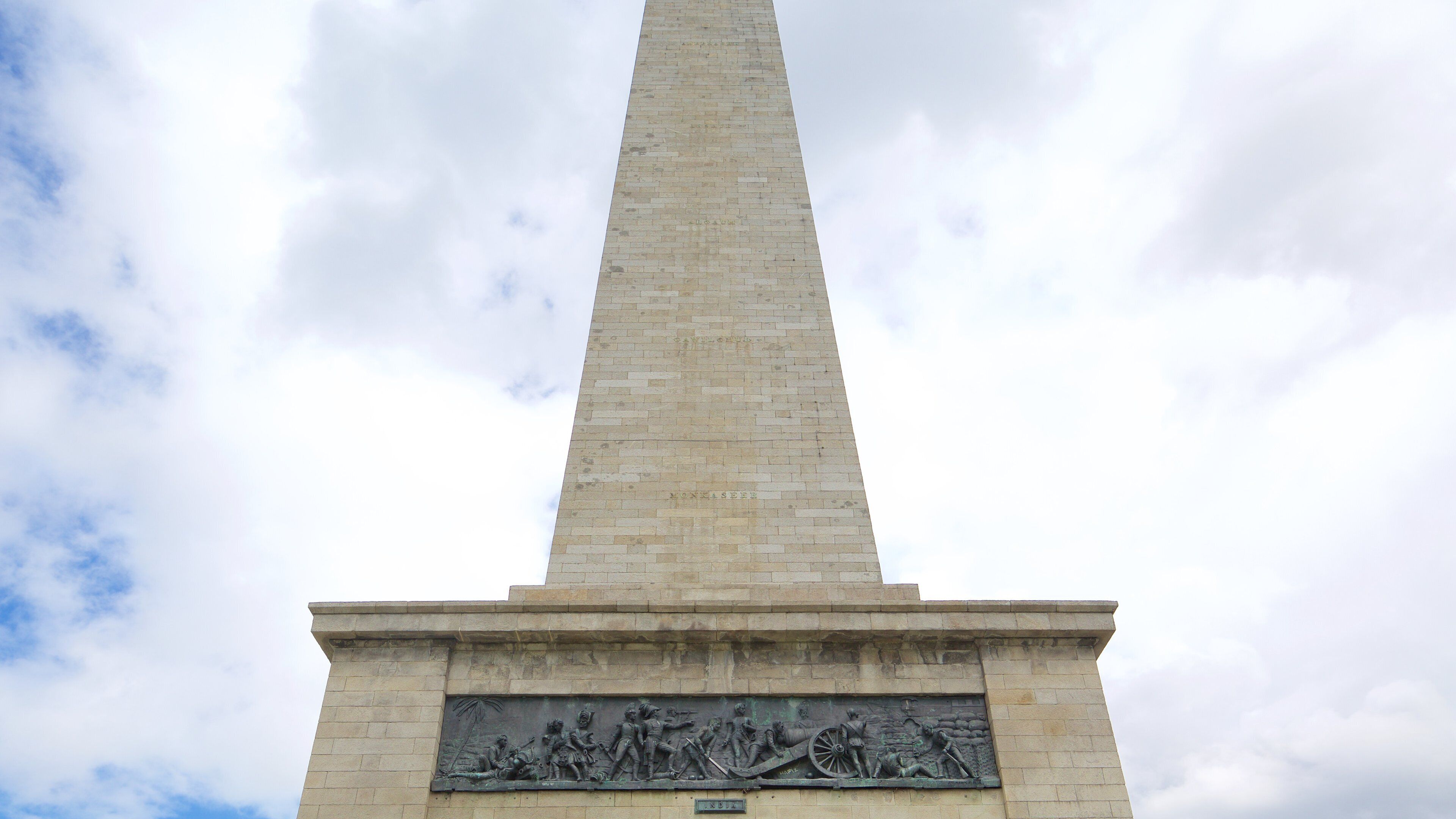 鳳凰公園 设有 懷舊元素 和 紀念碑