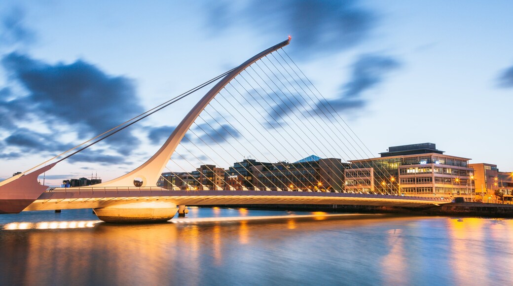 Dublin toont een rivier of beek, een stad en een zonsondergang