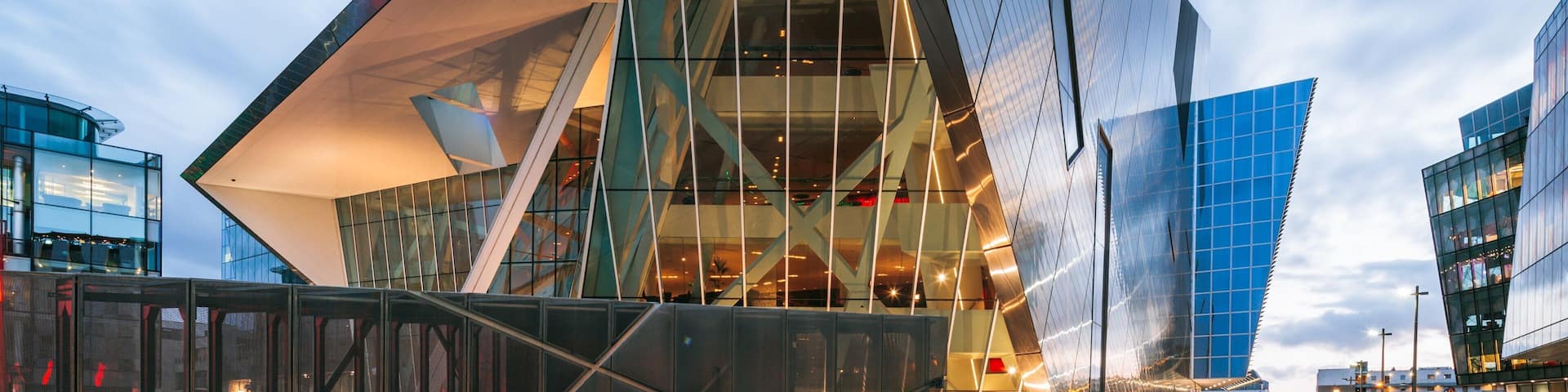 Bord Gais Energy Theatre que incluye una ciudad, escenas de teatro y escenas nocturnas