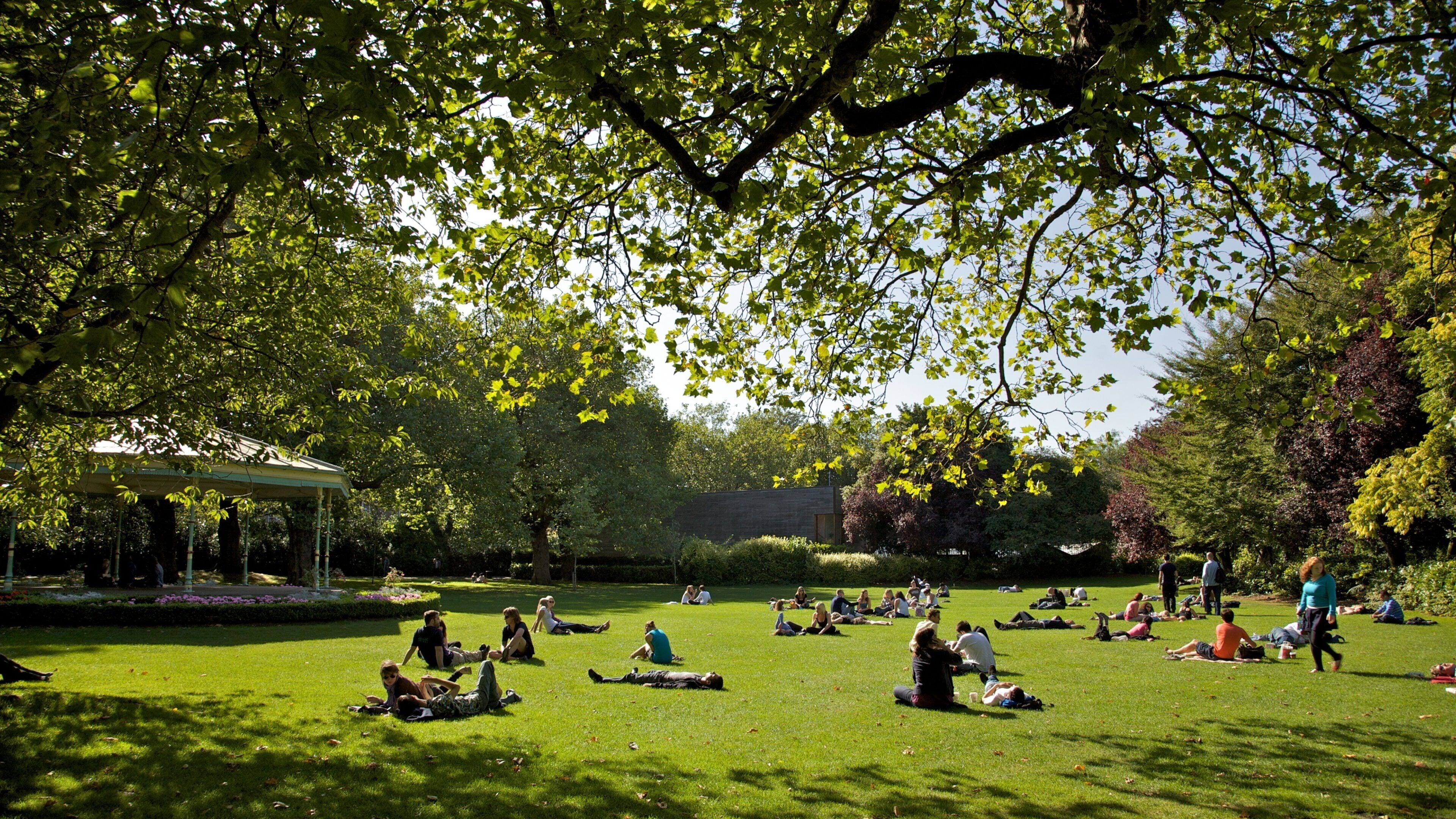 St. Stephen\'s Green which includes picnicking, landscape views and a garden