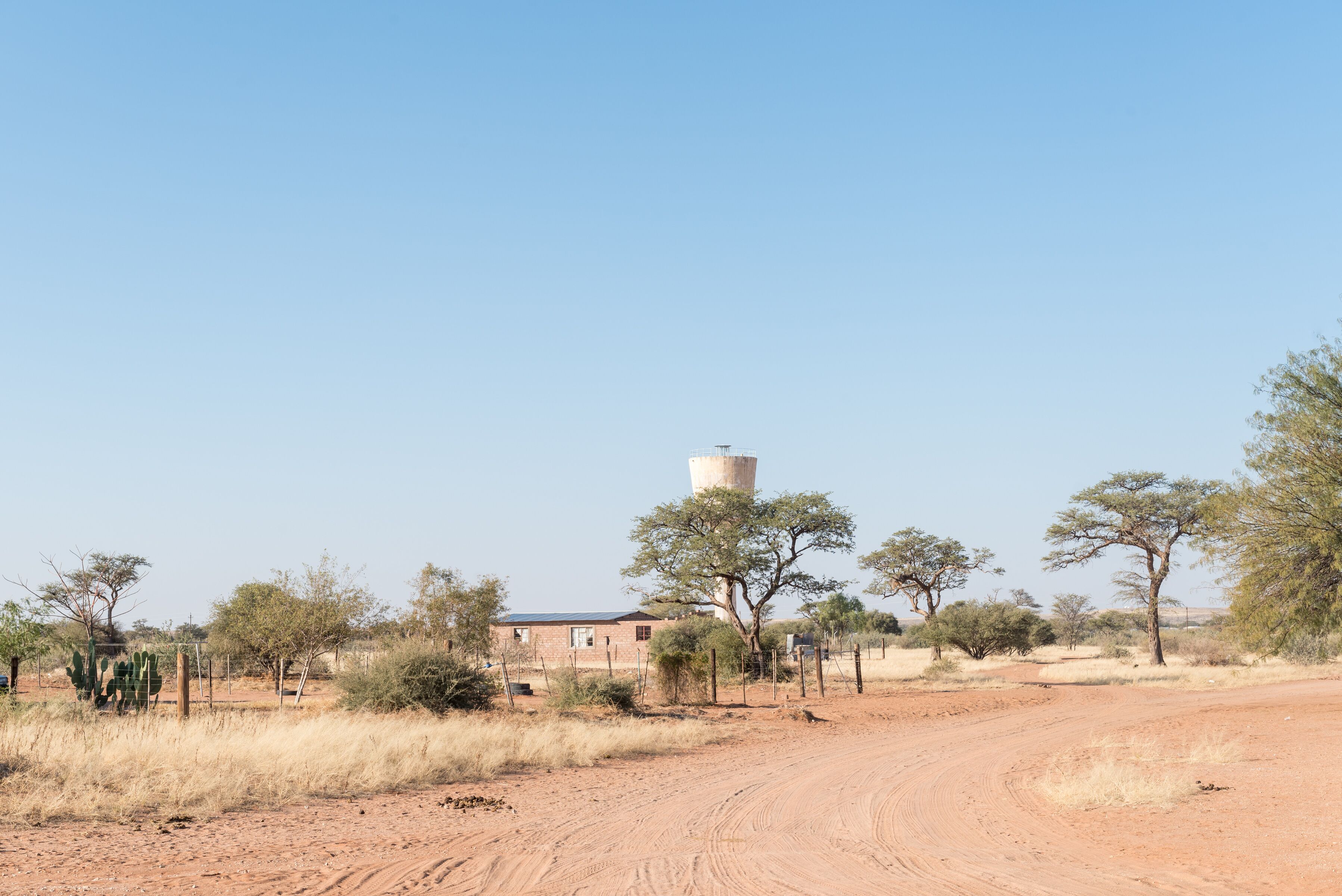 Street scene with a house and water reservoir in Koes