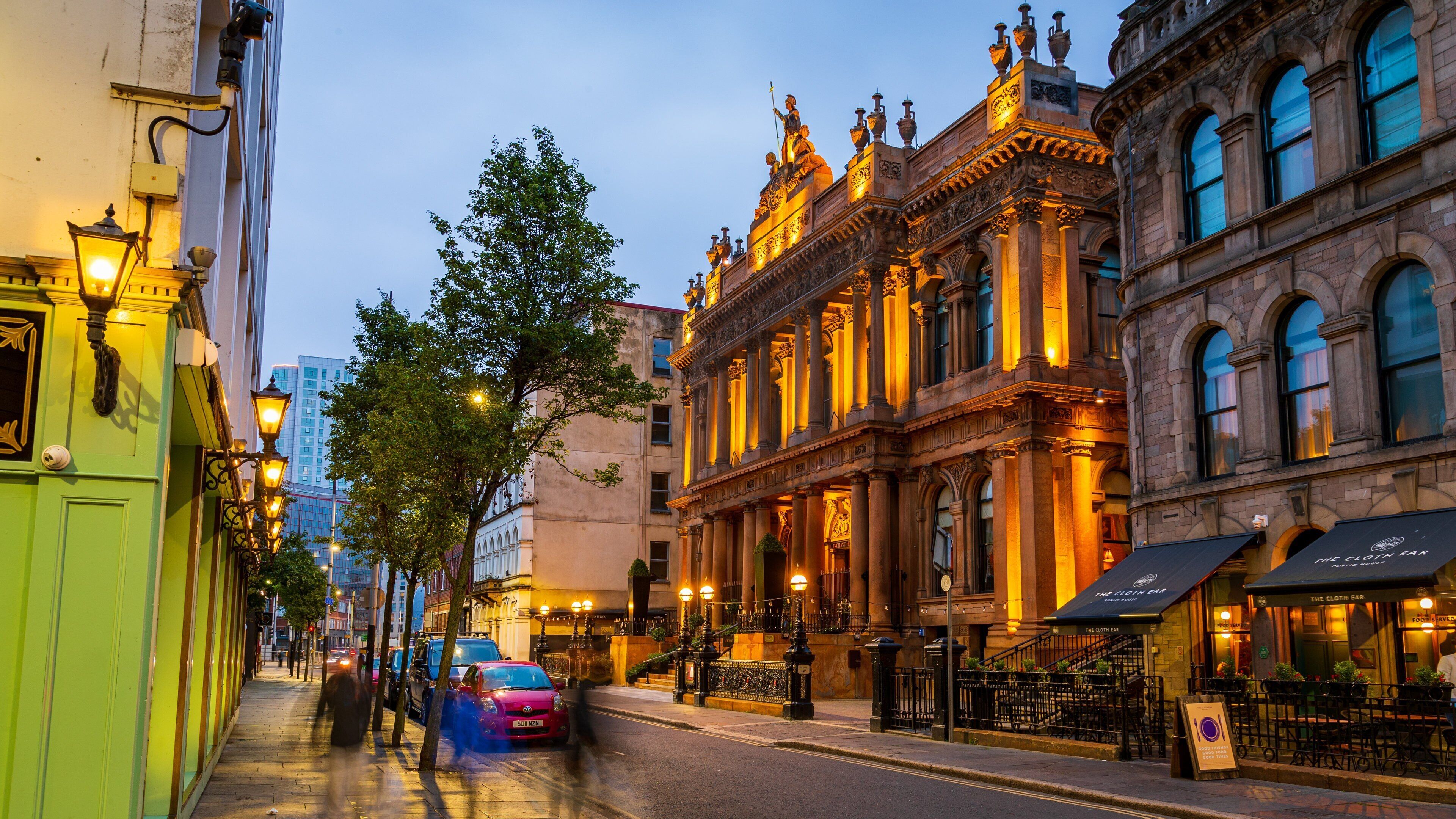 Cathedral Quarter showing heritage architecture, street scenes and a city