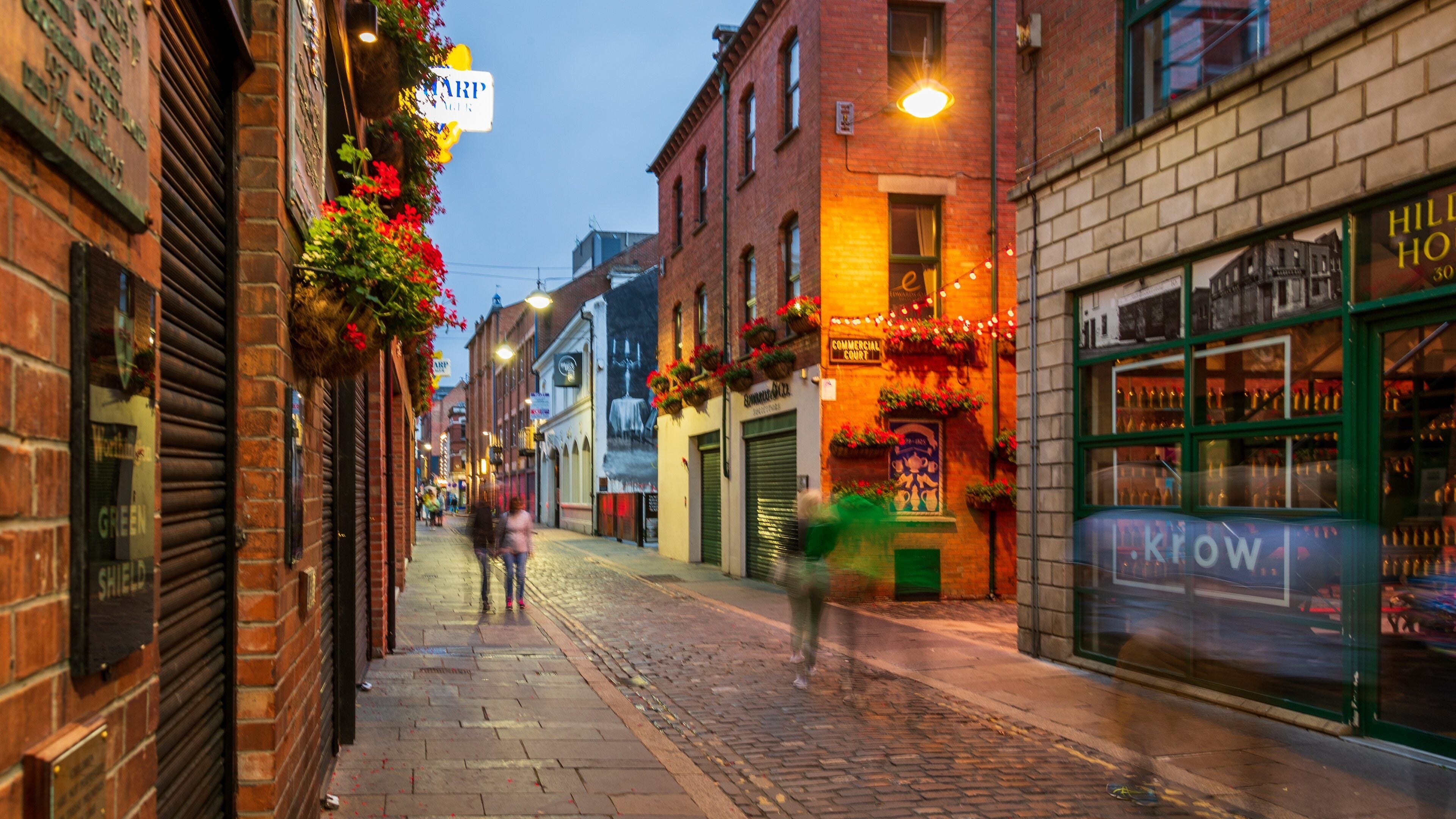 Cathedral Quarter showing street scenes and night scenes