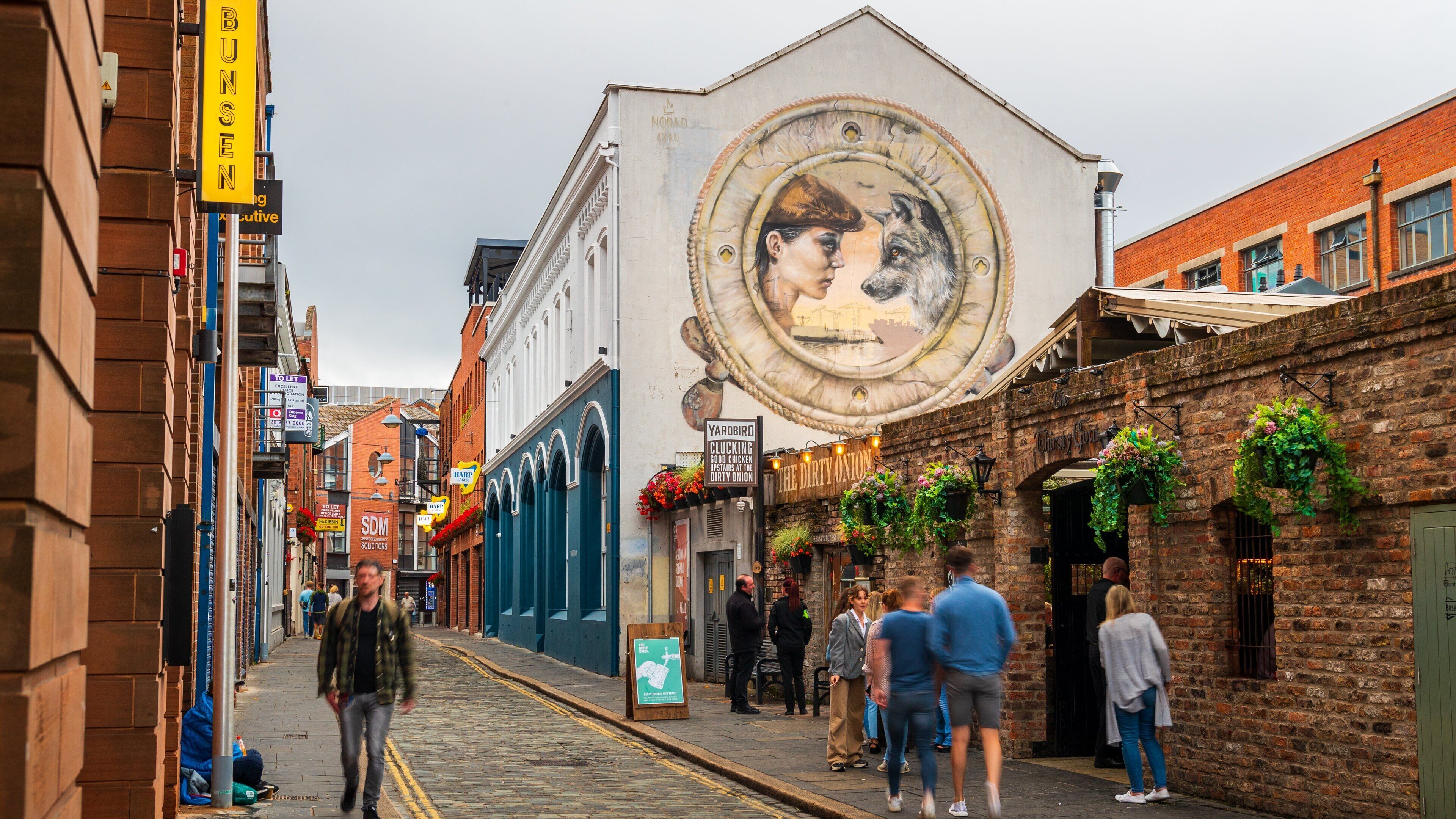 Cathedral Quarter featuring outdoor art and street scenes