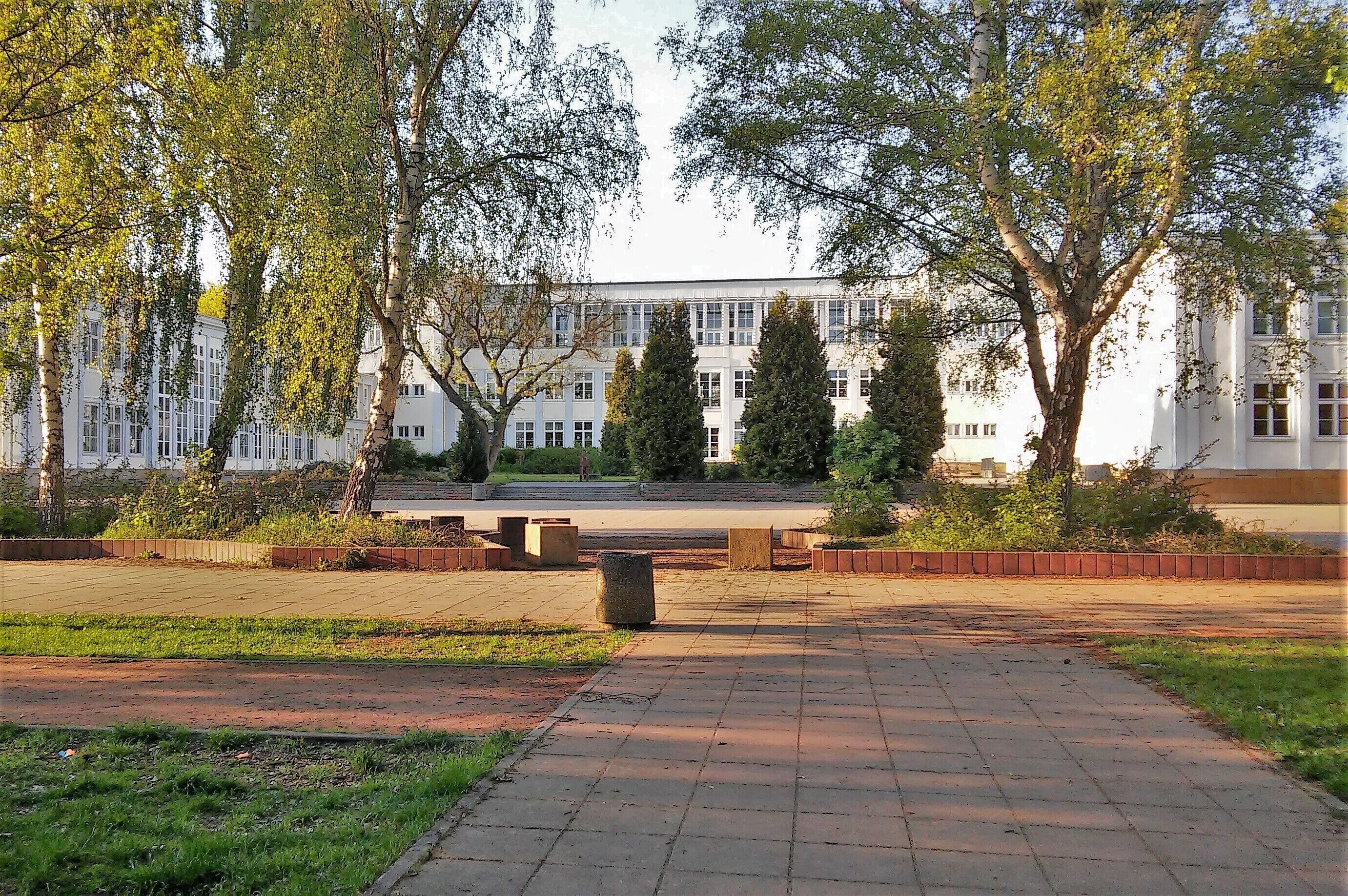 Schule (ehem. 2. POS „Erich Weinert“ / Oberschule II im II. Wohnkomplex) in der Friedrich-Engels-Strasse - Rückfront mit Schulhof