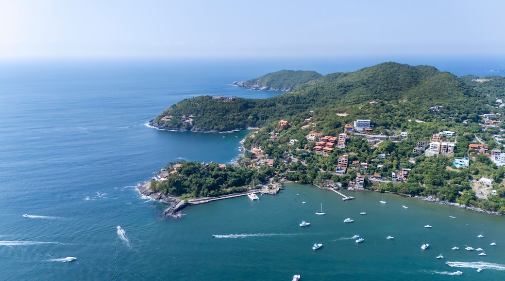 Zihuatanejo, la bahia vista desde un drone parece una tortuga sus tierras.