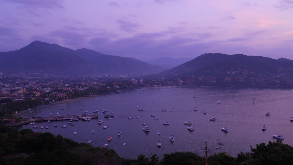 A room with a view. Sunrise in Zihua. #blue