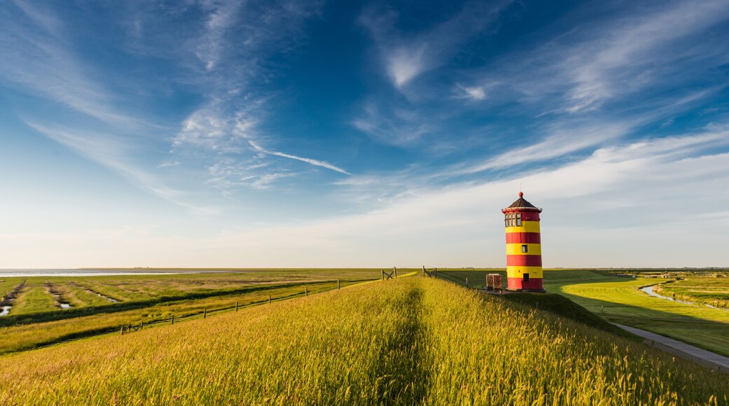 Der Pilsumer Leuchtturm in Ostfriesland; Deutschland