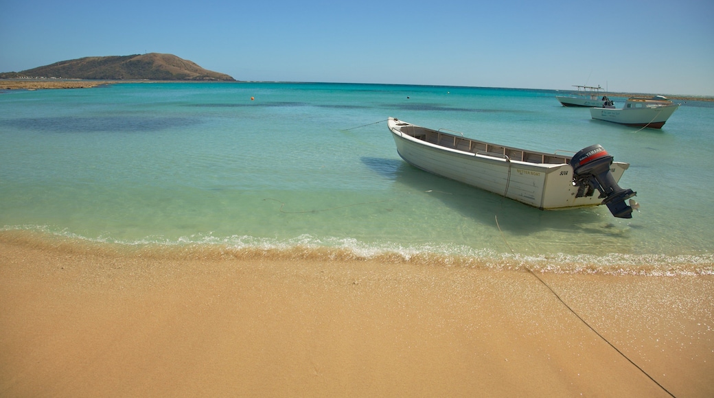 Nacula som viser båter, sandstrand og landskap