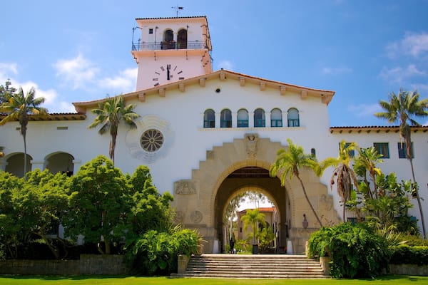 Santa Barbara County Courthouse som inkluderar ett lyxhotell och historisk arkitektur