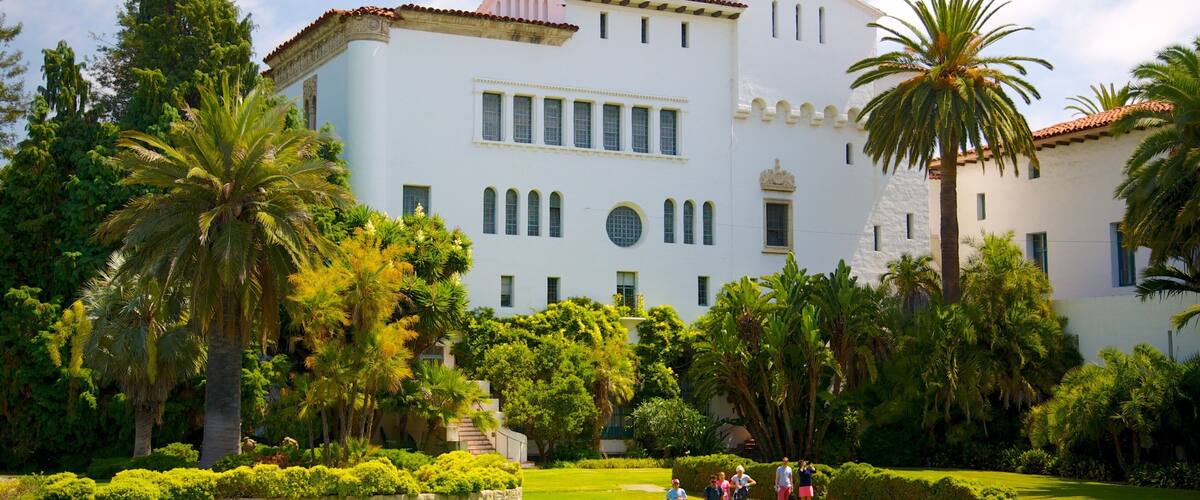 Santa Barbara County Courthouse mit einem historische Architektur, Park und Verwaltungsgebäude
