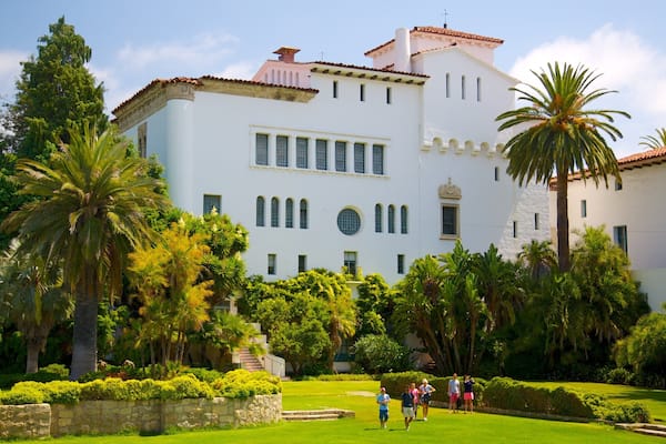 Tribunal del condado de Santa Bárbara ofreciendo un edificio administrativo, un parque y arquitectura patrimonial