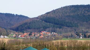 Blick von Westen über die Weser auf Volkmarshausen (Nordteil) und den Austritt des Schedetals ins Wesertal