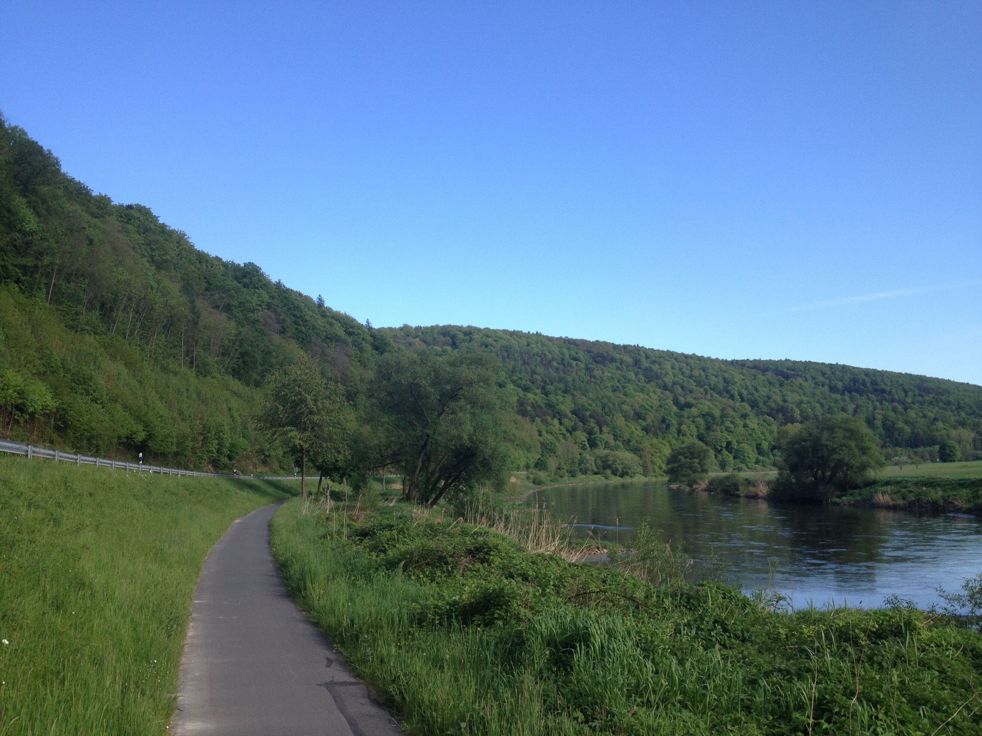 Der Weser-Radweg zwischen Hann. Münden und Oberweser an der L 561 (links) und der Weser (rechts)