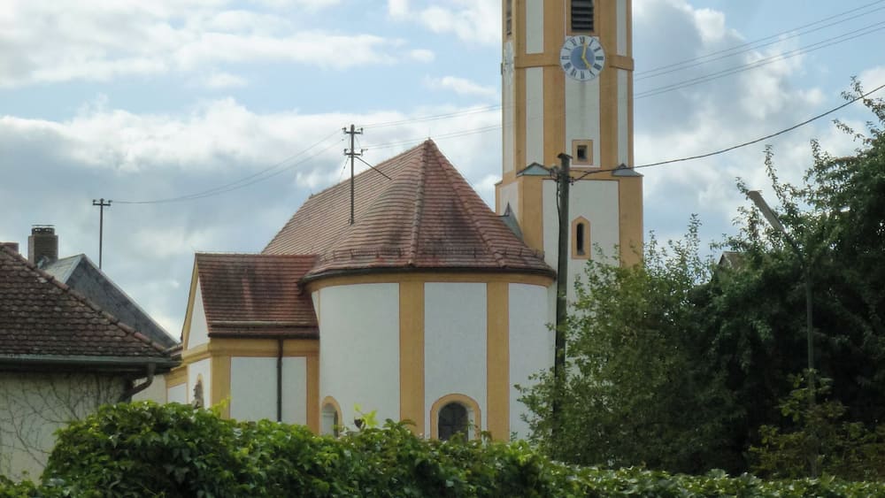 Eine Kirche mit einem Glockenturm und einer Kuppel.