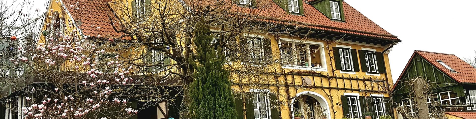 Hebertshausen, Am Weinberg 18, spätgründerzeitlicher Bau im Biedermeierstil