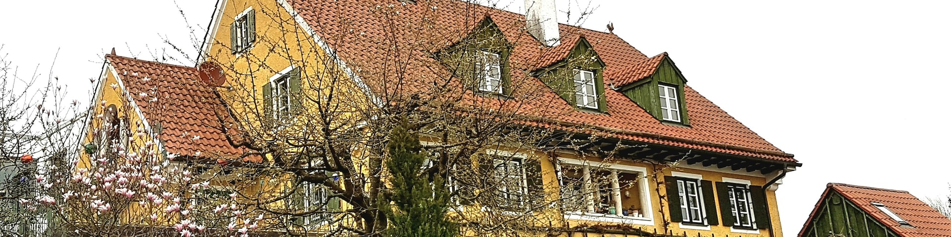 Hebertshausen, Am Weinberg 18, spätgründerzeitlicher Bau im Biedermeierstil