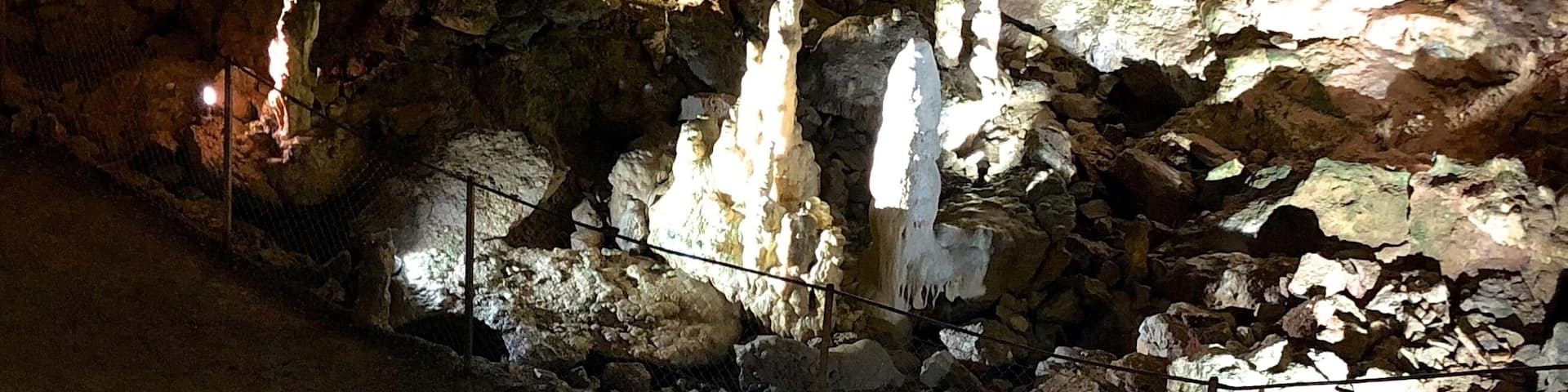 Cave, located not far from the castle Lichtenstein, you find one of the most beautiful stalactites and stalagmites on the Swabian Alb. Together with the Bear cave it functions as a Geopark Info centre.
After 141 stairs down to the underground. Amazing stalactites and stalagmites of different size and form expect you in different halls.