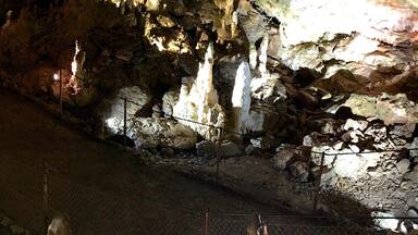 Cave, located not far from the castle Lichtenstein, you find one of the most beautiful stalactites and stalagmites on the Swabian Alb. Together with the Bear cave it functions as a Geopark Info centre.
After 141 stairs down to the underground. Amazing stalactites and stalagmites of different size and form expect you in different halls.