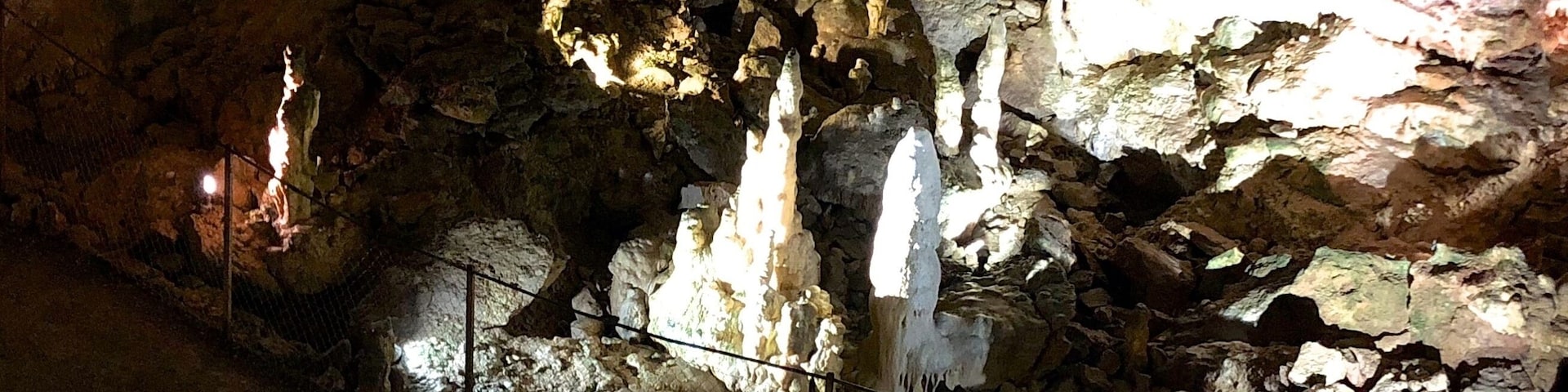 Cave, located not far from the castle Lichtenstein, you find one of the most beautiful stalactites and stalagmites on the Swabian Alb. Together with the Bear cave it functions as a Geopark Info centre.
After 141 stairs down to the underground. Amazing stalactites and stalagmites of different size and form expect you in different halls.