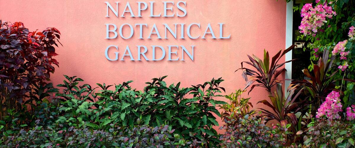 Jardín Botánico de Naples mostrando señalización y un jardín