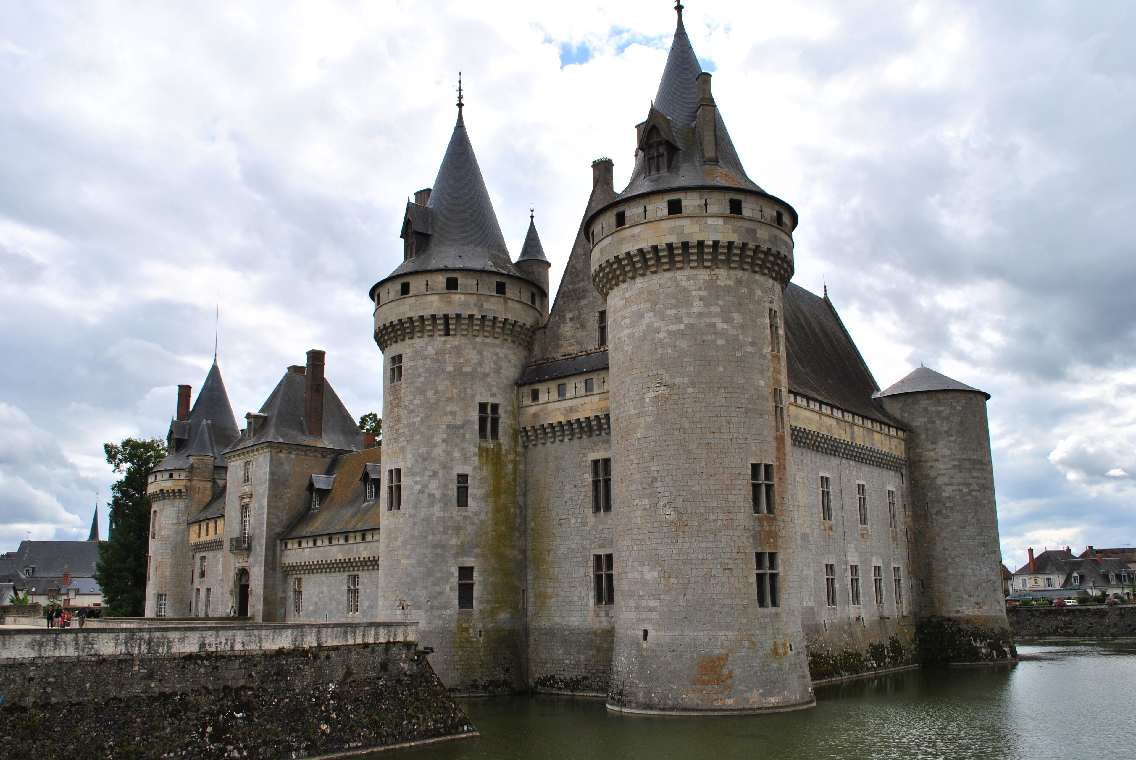 This building is indexed in the Base Mérimée, a database of architectural heritage maintained by the French Ministry of Culture, under the reference PA00099024 .
