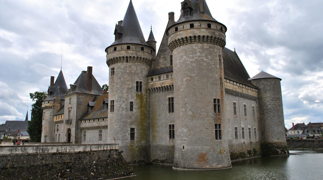 This building is indexed in the Base Mérimée, a database of architectural heritage maintained by the French Ministry of Culture, under the reference PA00099024 .