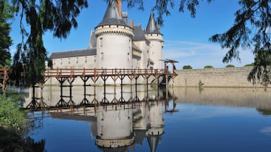This building is indexed in the Base Mérimée, a database of architectural heritage maintained by the French Ministry of Culture, under the reference PA00099024 .